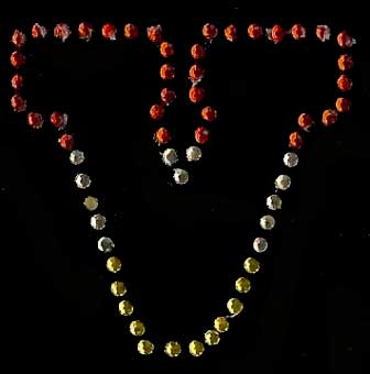 Oeteldonk Oeteldonk strass applicatie alfabet rood, wit, geel 4cm hoog open letter V rwg - Oetel.club