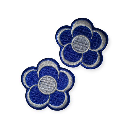 Bloemetjes patch blauw-wit (5 cm), borduurembleem voor carnaval – Oetelclub