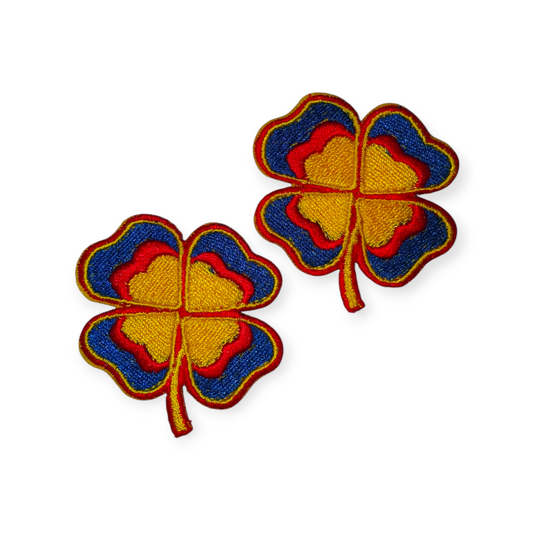 Klavertje vier patch rood-geel-blauw (5 cm), carnavalsembleem borduur – Oetelclub