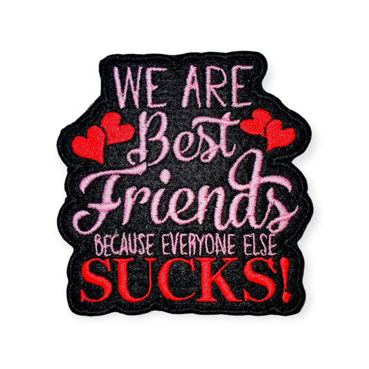 Oeteldonk borduurembleem met tekst ‘We are best friends because everyone else sucks’ – OetelClub patch