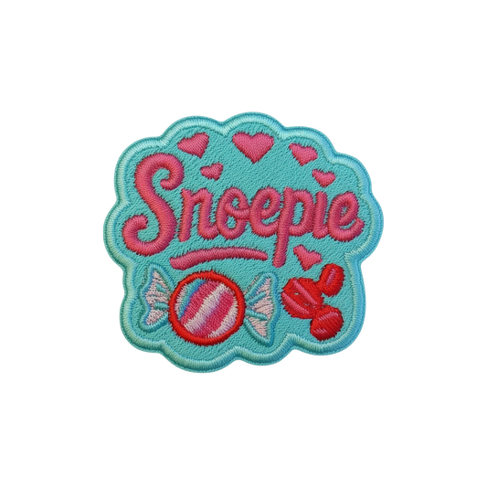 Snoepie pastel candy embleem turquoise roze fuchsia rood borduurembleem van OetelClub Rosmalen ❤️🤍💛